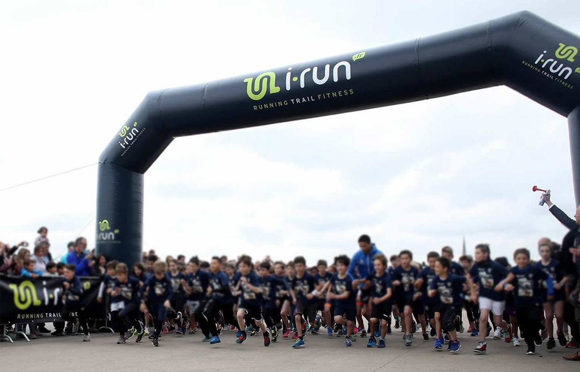 Une structure gonflable pour le départ d'une course sportive : L'arche gonflable. 