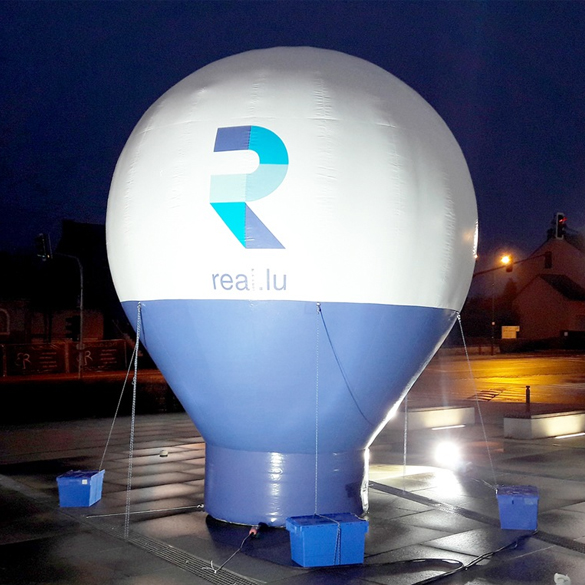 Une montgolfiere publicitaire pour un concessionaire automobile