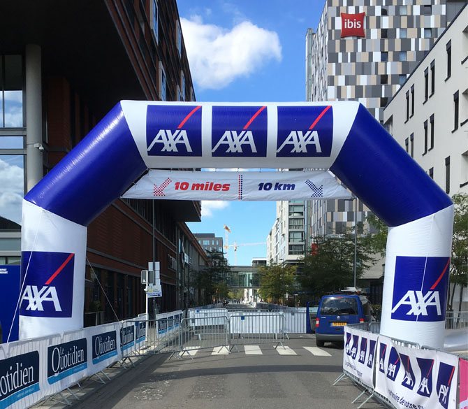 Arche gonflable personnalisée une course sponsorisé par AXA Assurances