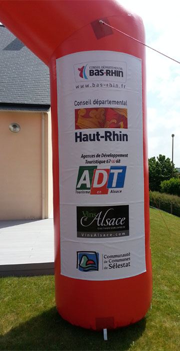 Une bache amovible sur velcro pour changer le message de l'Arche