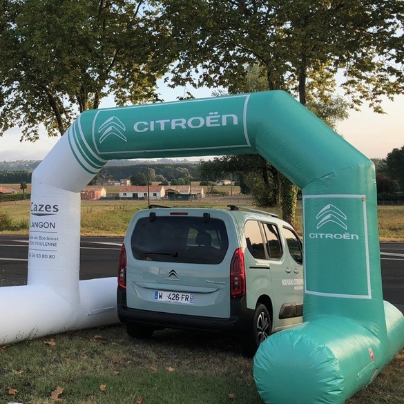 Une arche gonflable pour un concessionnaire automobile Citroën