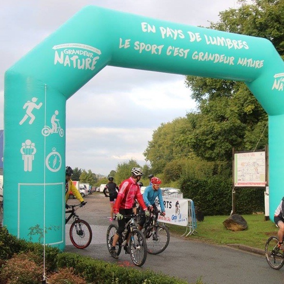 Une arche pour le départ d'une course