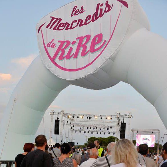 Une arche pour l'événement les 'Mercredi du Rire' à Fos sur Mer