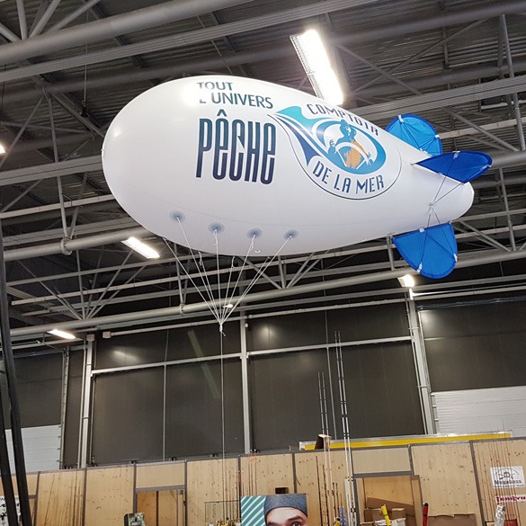 Un ballon diirgeable à l'hélium sur le salon de la peche de Nantes