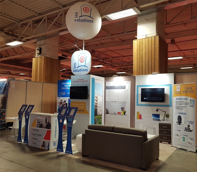 Ballon publicitaire géant 'Mastair' sur le stand Les Estudines 