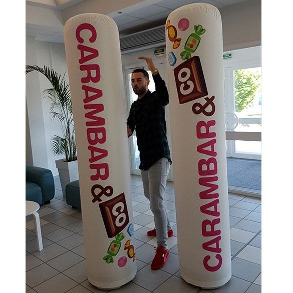 Des colonnes publicitaires pour des célébres friandises : Carambar