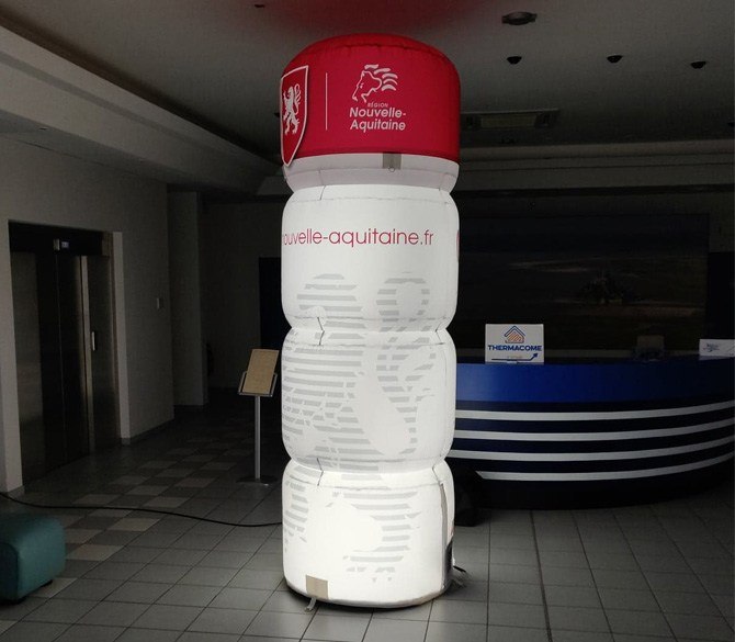 Une colonne gonflable lumineuse pour Aquitaine.