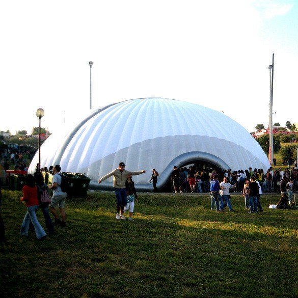 Le dome gonflable vous permet d'avoir un abris pour faire la fête