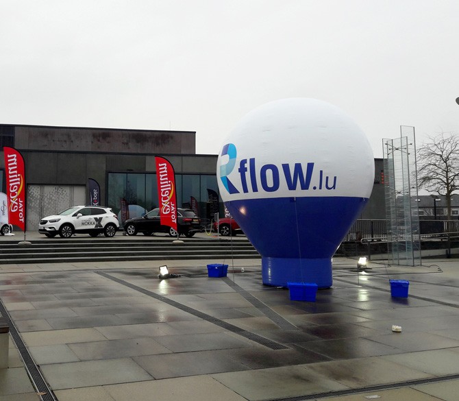Une montgolfiere publicitaire pour une opération de communication