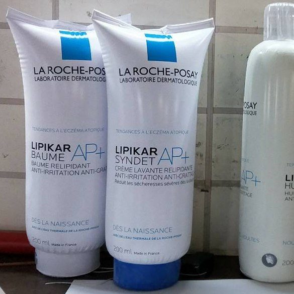 Des flacons de produits de beauté géant pour de la publicité en rayon