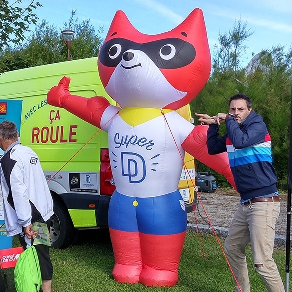 Une mascotte gonflable pour le tour de France