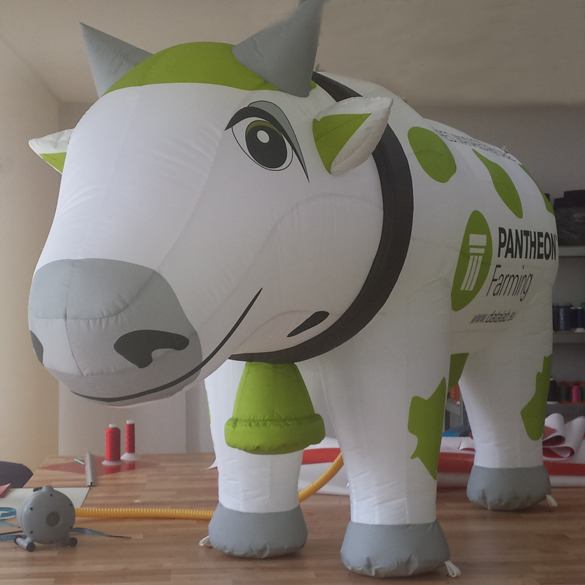 Une vache géante gonflable pour un logiciel d'agriculture