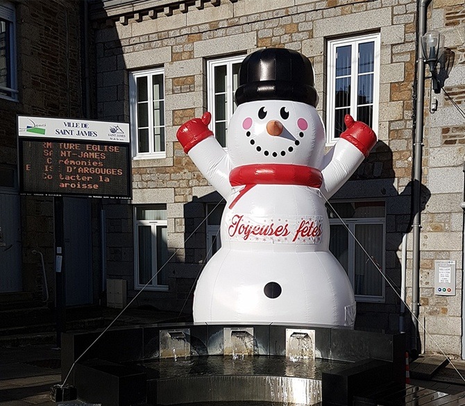 Un bonhomme de neige gonflable de 5m de haut pour l'union des commerçants
