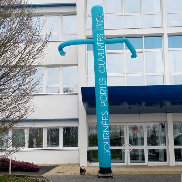 Un skymen pour des journées portes ouvertes d'une enseigne de piscine