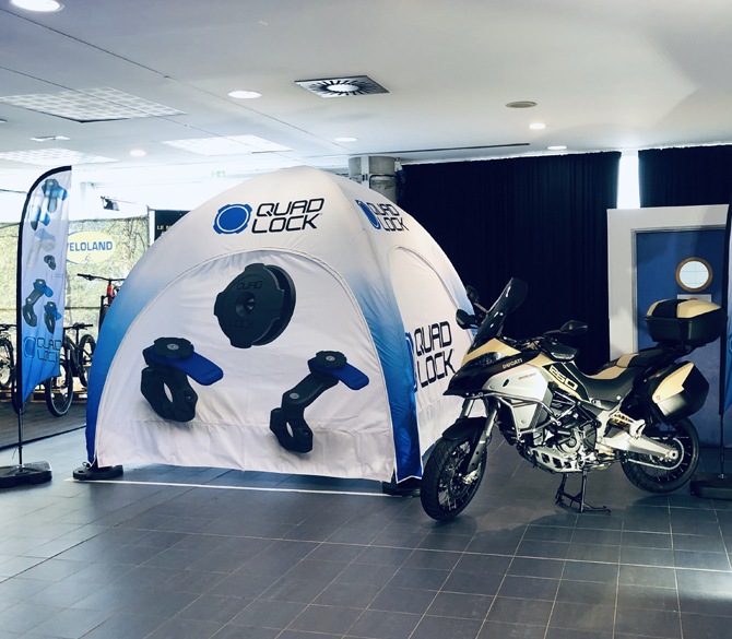 Une tente à air captif (sans soufflerie) pour un concessionnaire moto