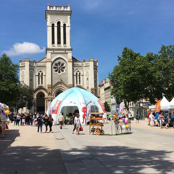 Une tente gonflable de 10m en centre ville