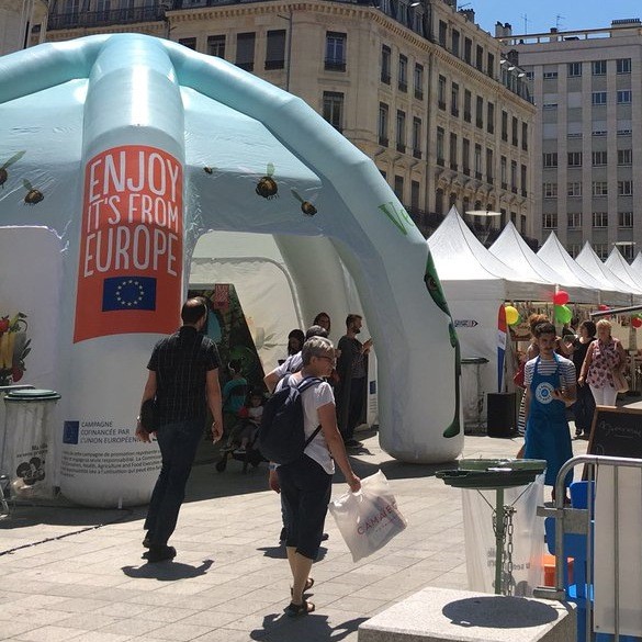 La tente gonflable de 10 sur la place